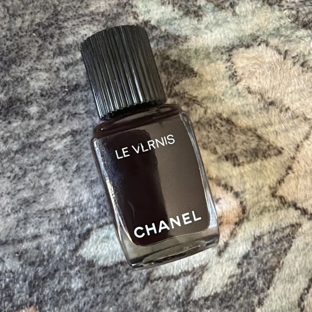 NEW CHANEL Paris le Vernis Nail Polish/947 Desir Deep Plum 0.4 Fl Oz